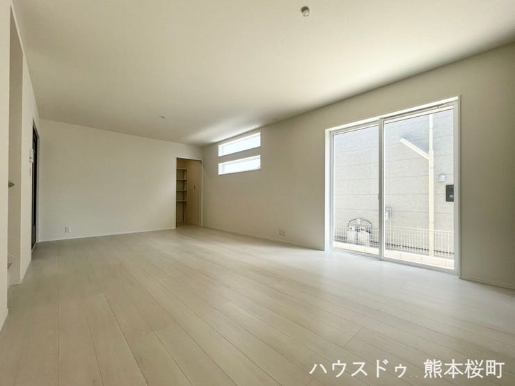 ■安らぎと笑顔の中心地■陽光が優しく降り注ぎ、会話が自然と弾む。ここでは、毎日が特別な時間へと変わります。
