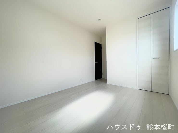 ■2階5.7帖洋室■寝室、書斎、趣味の部屋。家族の成長やライフスタイルに合わせ、様々な使い方ができる快適な空間です。