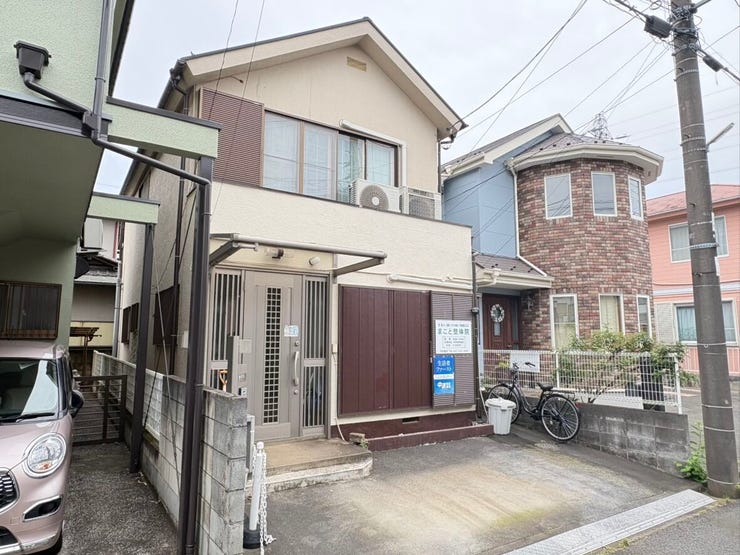【外観】
明るいベージュの外壁が温かみを醸し出す、親しみやすい佇まいの住まいです。玄関前のスペースには自転車を置く余裕があり、毎日の出し入れもスムーズ。家族の新しい暮らしを穏やかに育んでいけそうな場所ですね。