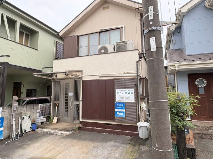 ベージュを基調とした、清潔感のあるデザインが魅力の一戸建てです。敷地内には駐車スペースが確保され、日常の車移動も快適にサポート。のびのびとした空気に包まれて、家族の健やかな毎日がここから始まります。