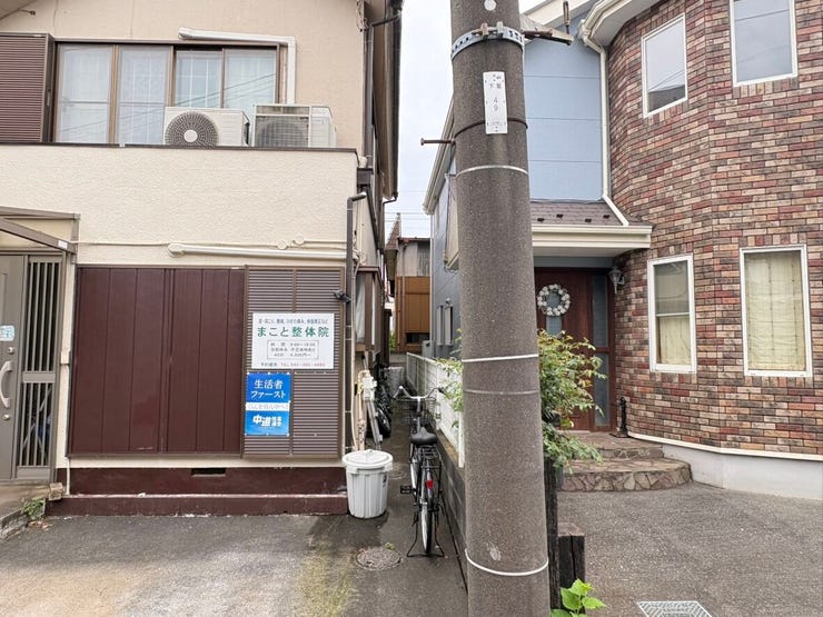 ベージュの外壁が上品な、落ち着きある外観デザインです。玄関周りはすっきりと整えられており、来客時も好印象。大切なご家族とこれからの時間をゆったり過ごせそうな、そんな安心感のある佇まいですね。