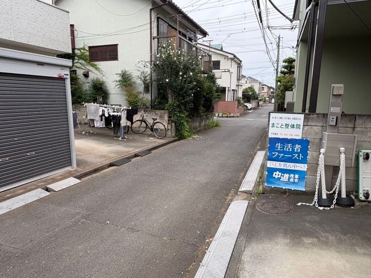 静かな住宅街に面した、落ち着いた雰囲気の前面道路です。通行量が少なく、お子様連れでの外出やお散歩もゆったりとした気持ちで楽しめそう。日々の帰宅時に、心からの安らぎを感じられる住環境が整っています。