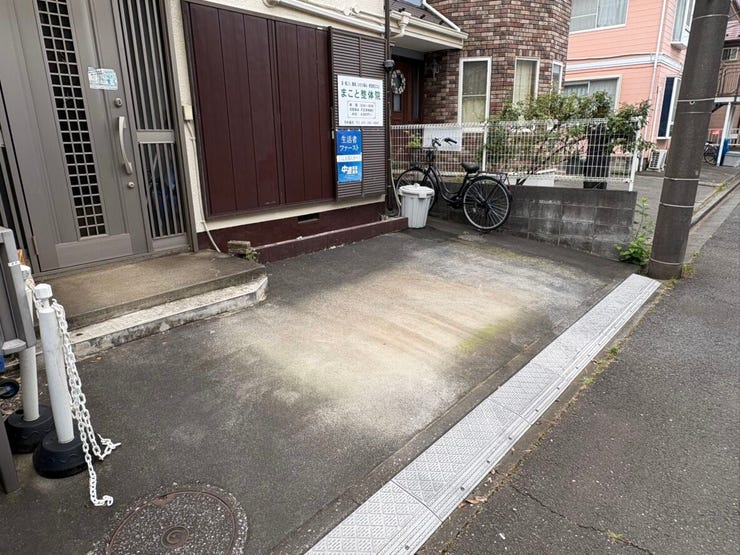 街並みに調和する、モダンで温かなデザインの住まいです。玄関前のスペースは利便性が高く、駐輪場や日々の動線としても活用可能。日差しがたっぷりと注ぐ、健やかな暮らしの舞台となることでしょう。