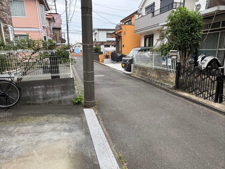 街並みに優しく溶け込む、隠れ家のような静かな環境です。道路幅にゆとりがあり、毎日の車の出し入れもストレスなく行えます。何気ない日常の景色からも、丁寧な暮らしの気配がそっと伝わってきますね。