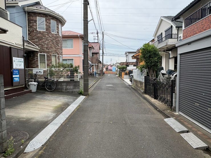 見通しの良い道路は、日々の移動をスムーズにしてくれる大切なポイント。周辺は緑も感じられる静かな環境で、窓を開けても穏やかな風が通り抜けそう。ここから始まる新しい暮らしに、自然と期待が高まります。