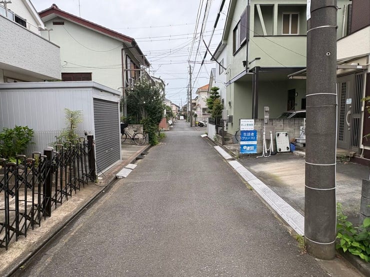 車通りが少なく、歩行者にも優しいフラットな前面道路です。周辺は生活感のある落ち着いた住宅地となっており、小さなお子様がいるご家庭にもぴったり。穏やかな毎日を大切に育んでいける、そんな素敵な場所です。