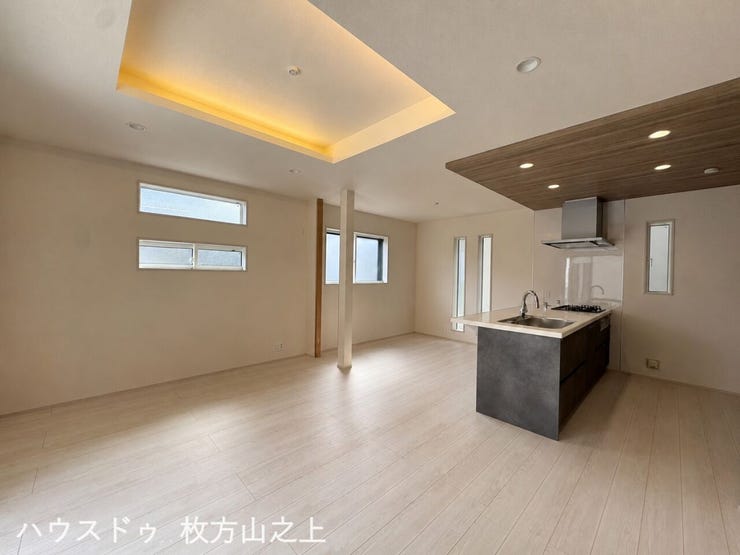 【リビング】
開放感あふれる広々LDK。折上天井と間接照明がおしゃれな上質空間です。