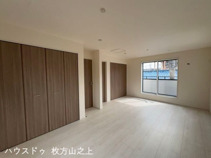 ゆとりある広さで、収納スペースも充実しています。