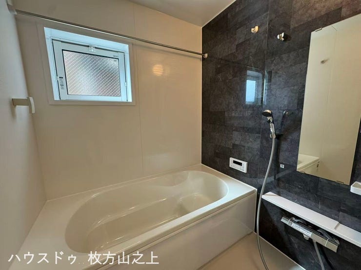 窓付きで換気もしやすい浴室です。