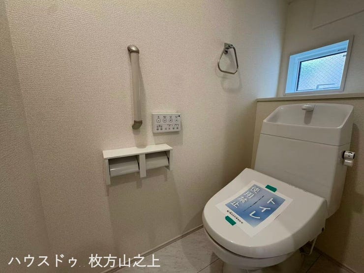 温水洗浄便座付きトイレ。窓付きで明るく換気も良好です。