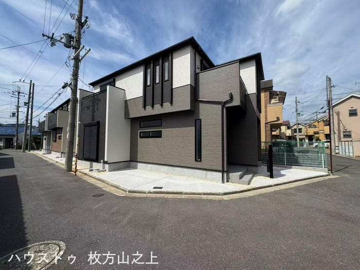 スタイリッシュな外観デザイン。角地ならではの開放感も魅力です。