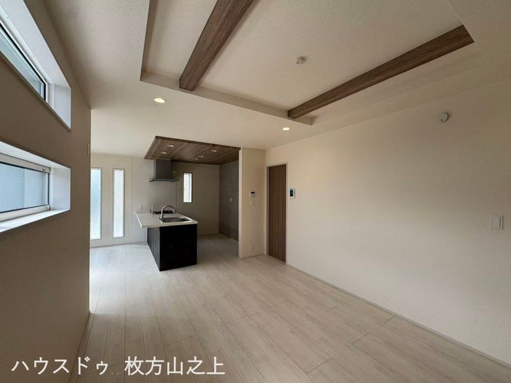 折上天井と化粧梁が開放感を演出。陽光が差し込む明るいLDKです。