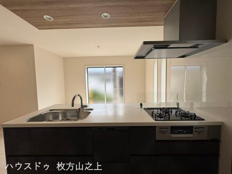 開放感あるフルフラットキッチン。お料理や配膳もスムーズです。
