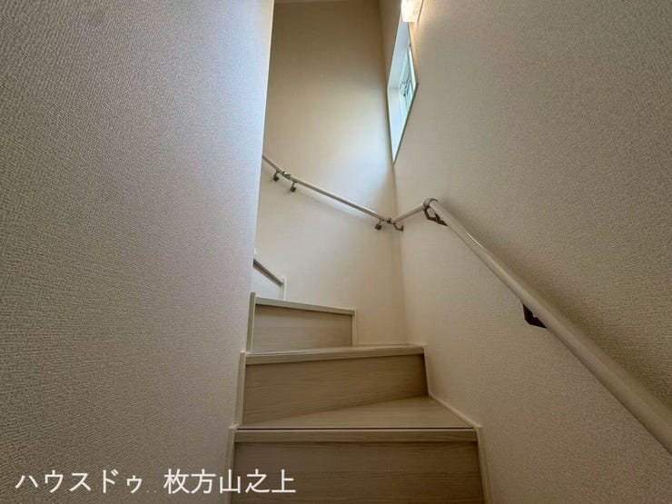 手すり付き階段で昇り降りも安心。窓付きで明るい空間です。