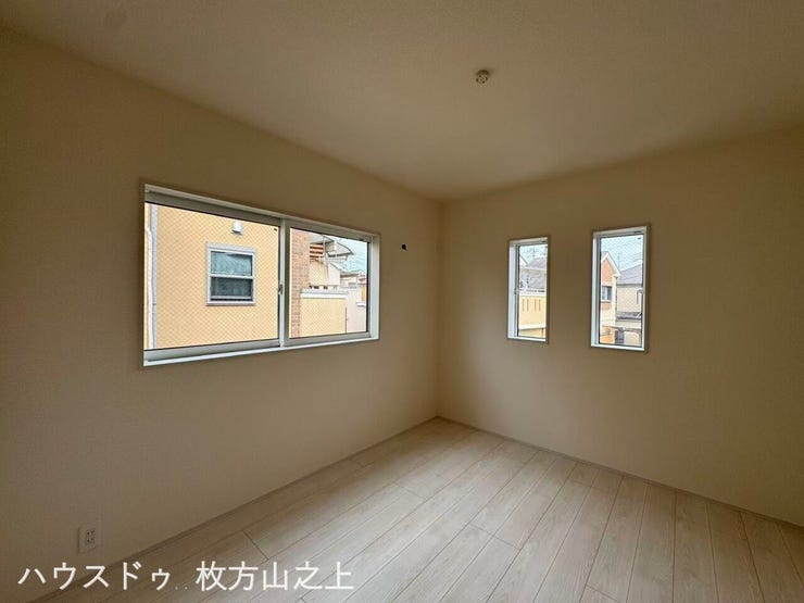 二面採光で明るく風通し良好。家具配置もしやすい居室です。