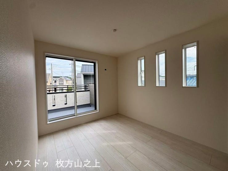 バルコニーに面した明るい洋室。心地よい陽射しが入ります。