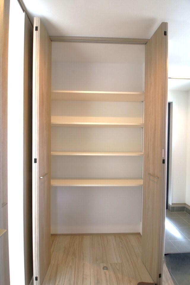 *玄関収納*
アウトドア用品や、季節で履く靴などをしっかり収納できます◎収納が充実しているので嬉しいですね!