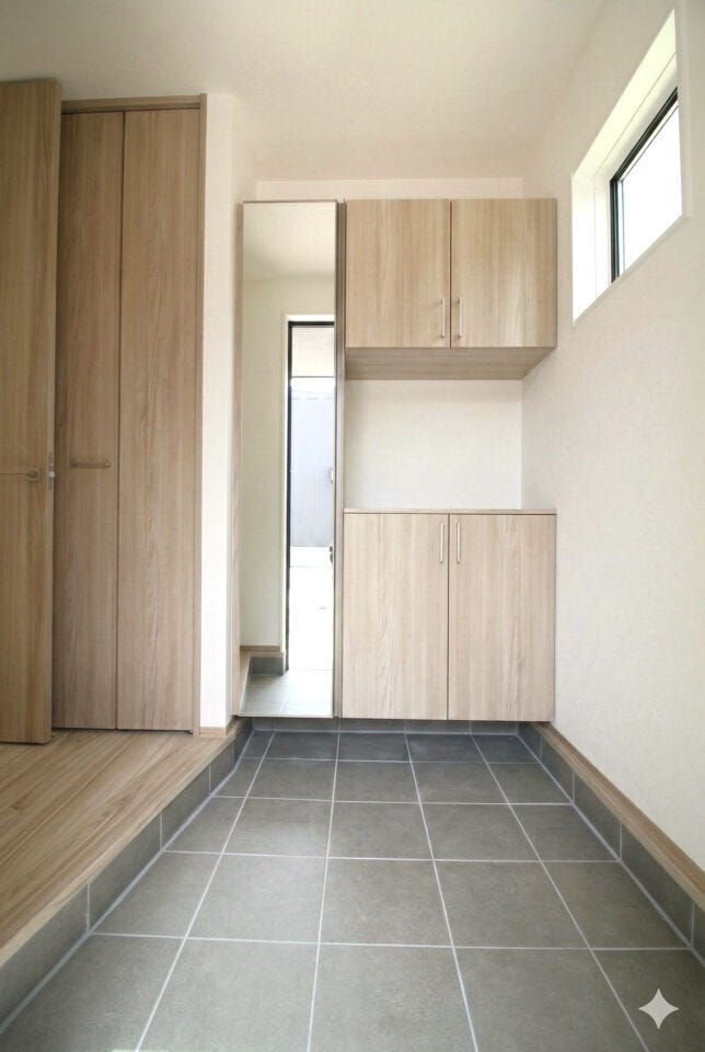 窓からは日差しも差し込み、明るい雰囲気の玄関となります。全身鏡があるのでお出かけの際の最終チェックもしっかりできますね◎