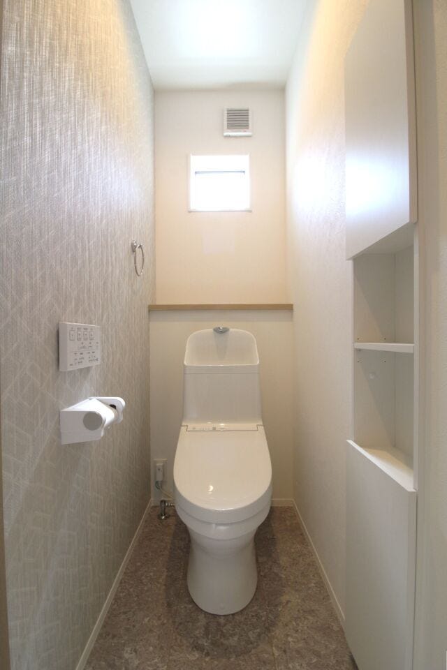 *1階トイレ*
1階2階とトイレがあるので忙しい朝も安心ですね!棚が備わっているので掃除道具などの収納に嬉しいですね◎