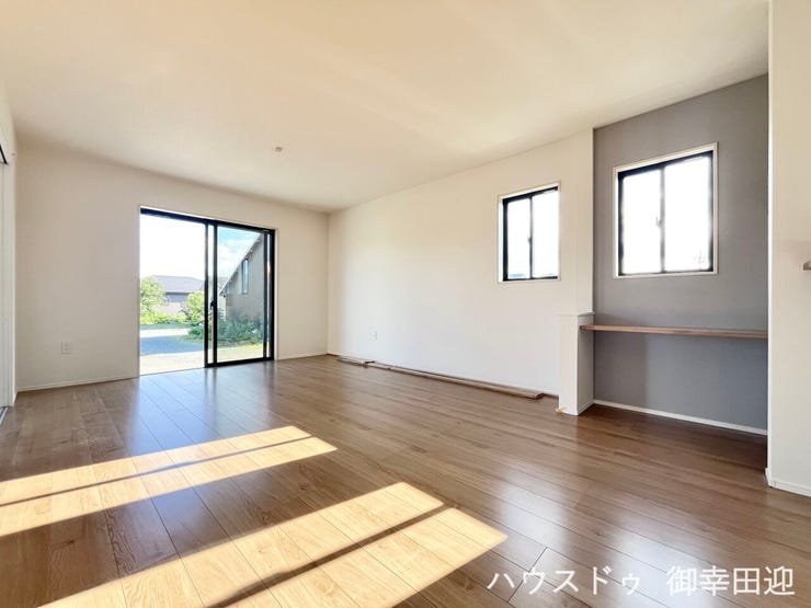 ■安らぎと笑顔の中心地■陽光が優しく降り注ぎ、会話が自然と弾む。ここでは、毎日が特別な時間へと変わります。