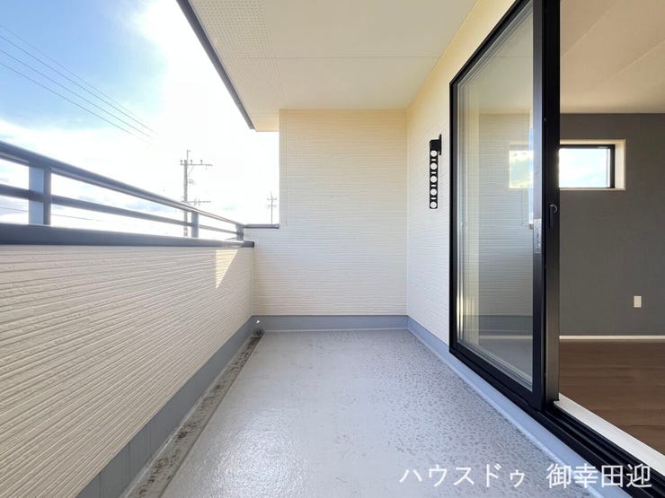 ■空の下の開放的な特等席■日光浴や読書、外の空気を感じながらリフレッシュ。暮らしを豊かにする、もう一つの心地よい空間です。