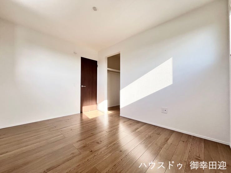 ■2階6帖洋室■寝室、書斎、趣味の部屋。家族の成長やライフスタイルに合わせ、様々な使い方ができる快適な空間です。