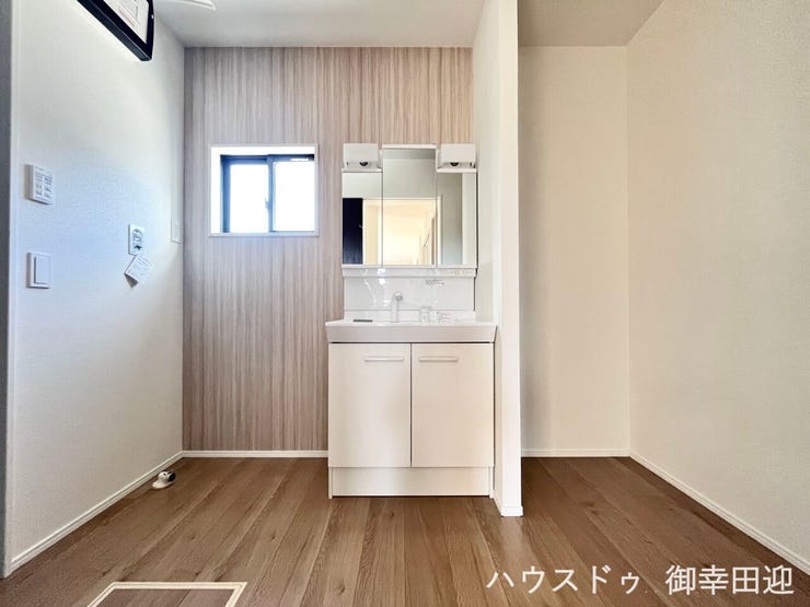 ■清々しいリフレッシュ空間■自分を磨き、気持ちを切り替える。心地よい光が差し込むプライベートスペース。