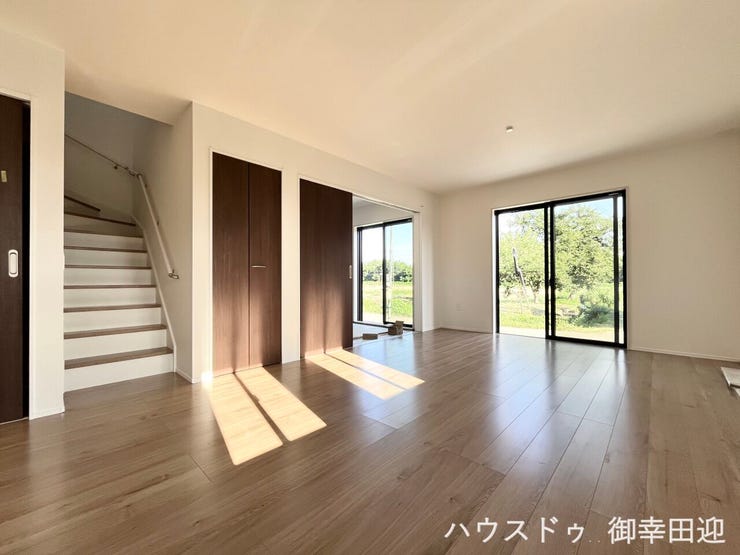 ■安らぎと笑顔の中心地■陽光が優しく降り注ぎ、会話が自然と弾む。ここでは、毎日が特別な時間へと変わります。