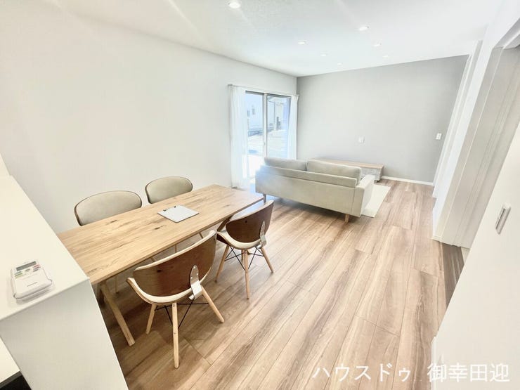 ■安らぎと笑顔の中心地■陽光が優しく降り注ぎ、会話が自然と弾む。ここでは、毎日が特別な時間へと変わります。