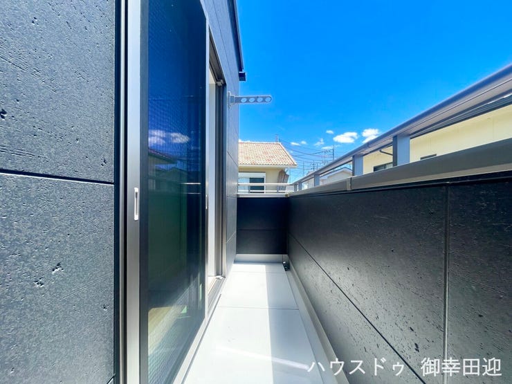 ■空の下の開放的な特等席■日光浴や読書、外の空気を感じながらリフレッシュ。暮らしを豊かにする、もう一つの心地よい空間です。