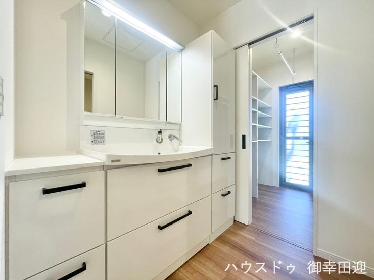 ■清々しいリフレッシュ空間■自分を磨き、気持ちを切り替える。心地よい光が差し込むプライベートスペース。