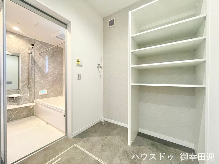 ■凜とした白が紡ぐ、静寂で心地よいピュアな空間■
外の世界を忘れるような落ち着いたトーンの白が、家事の時間を特別なひとときに変え、凛とした美しさで心まで整えてくれます。