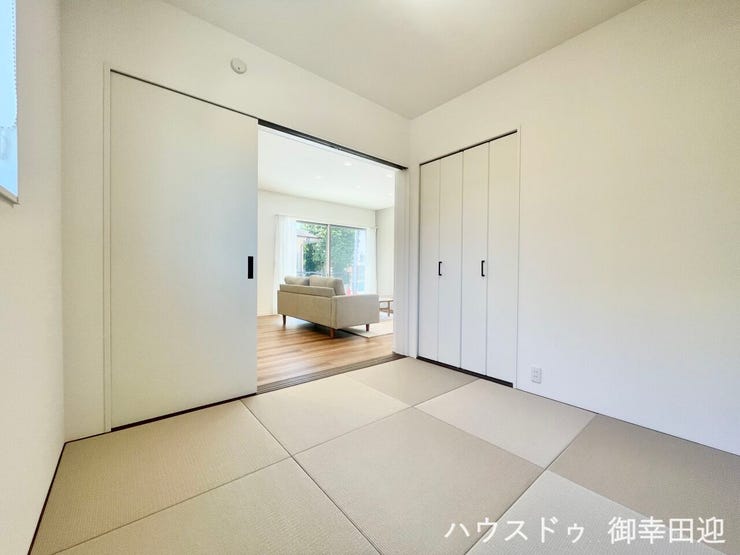 ■1階4.5帖和室■ゲストをもてなし、昼寝や家事にも使える、畳のぬくもりが心地よい多目的万能スペース。