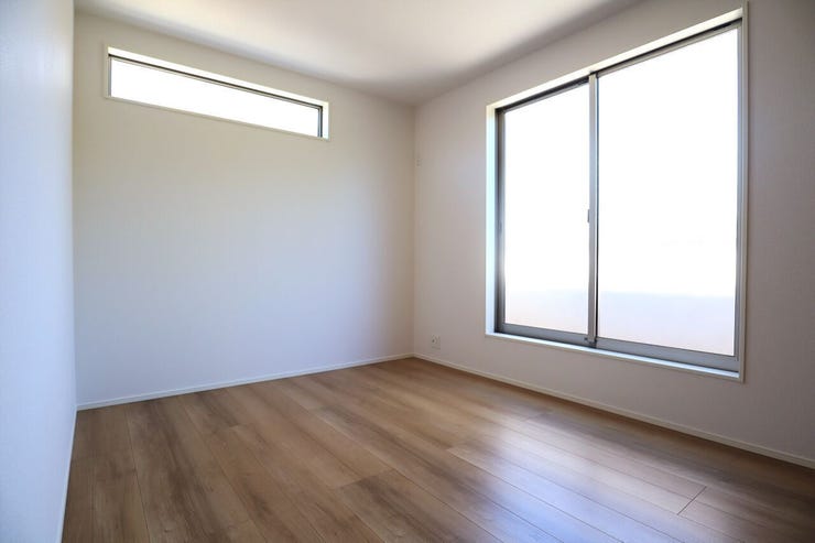 洋室 同仕様
2面採光のお部屋は明るく風通しの良いお部屋です♪