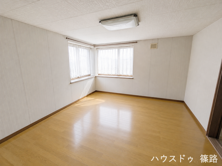 2階洋室6.5帖
※現地の撮影写真を基に、CG加工編集を施しております。そのため、実際の様子とは異なる場合がございますので、ご了承ください。