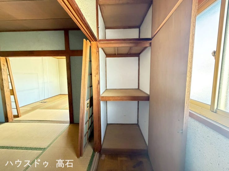 2階の和室にもそれぞれ収納や物入れが確保されています。