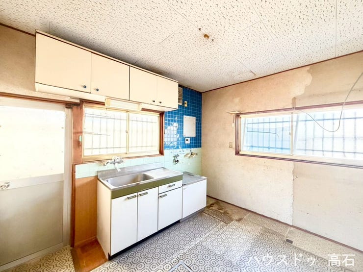 窓や勝手口があり、採光が充分に取れるので、お料理中は手元が明るいです。