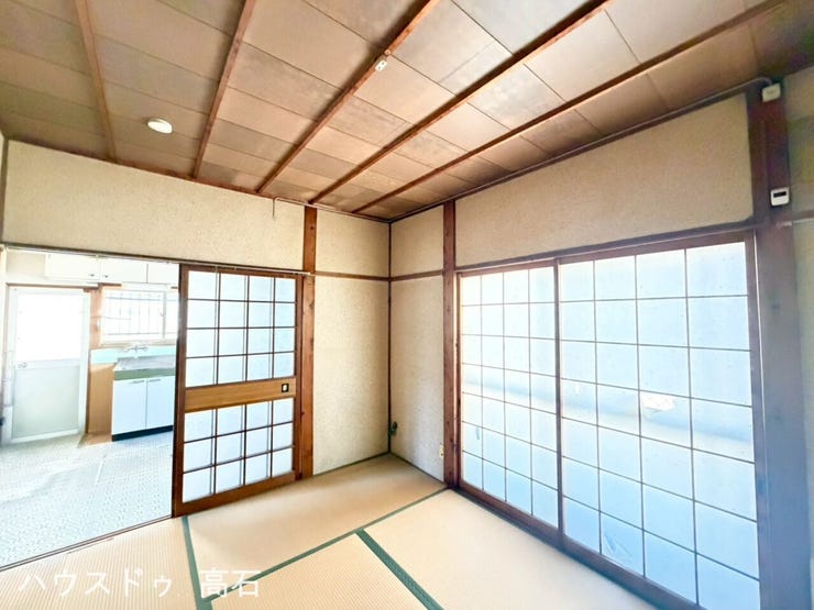 1階和室6畳
ダイニングキッチンと続きなので、引き戸を開ければ広々とした開放的なLDK空間に!