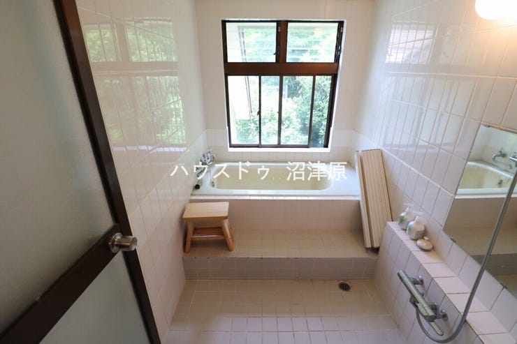 温泉引き込み可能(売主様は現在利用中)、温泉使用料112,200円/年・温泉名義変更22,000円かかります。