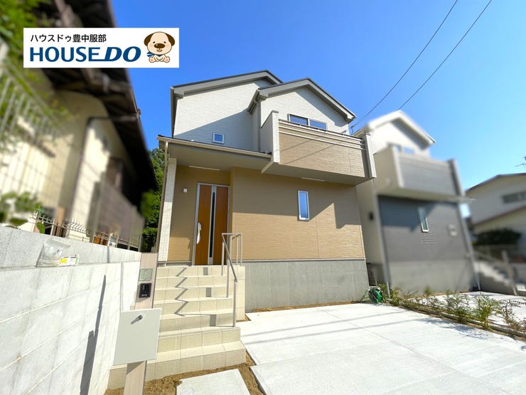 【外観】
一戸建てが立ち並ぶ閑静な住宅地の一角に位置しております。前面道路は広く開放的な立地。お車2台駐車可能!