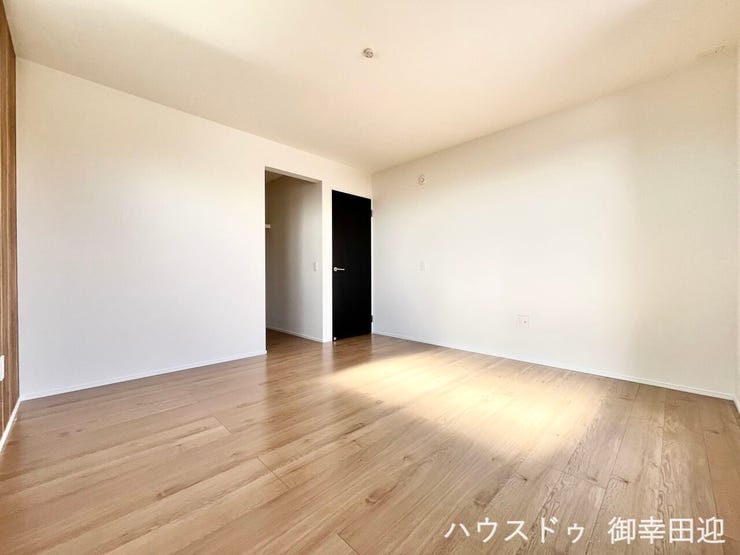 ■2階8帖洋室■心からリラックスできる静けさ、上質な眠りで、毎日をリセットします。明日への活力を養う空間です。
