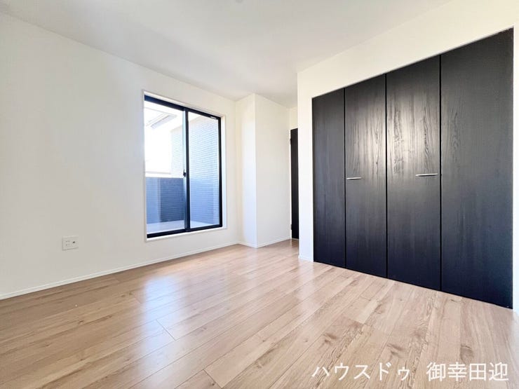 ■2階5.7帖洋室■寝室、書斎、趣味の部屋。家族の成長やライフスタイルに合わせ、様々な使い方ができる快適な空間です。