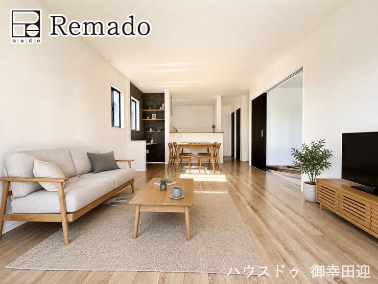 【リビング】
■家族の笑顔が集う中心地■お気に入りの家具を迎え、窓からは心地の良い光が差し込みます。※CGで家具を配置しています。