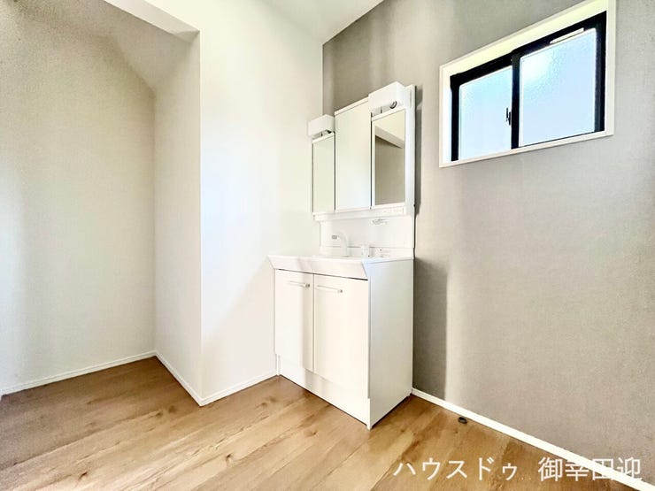 ■清々しいリフレッシュ空間■自分を磨き、気持ちを切り替える。心地よい光が差し込むプライベートスペース。