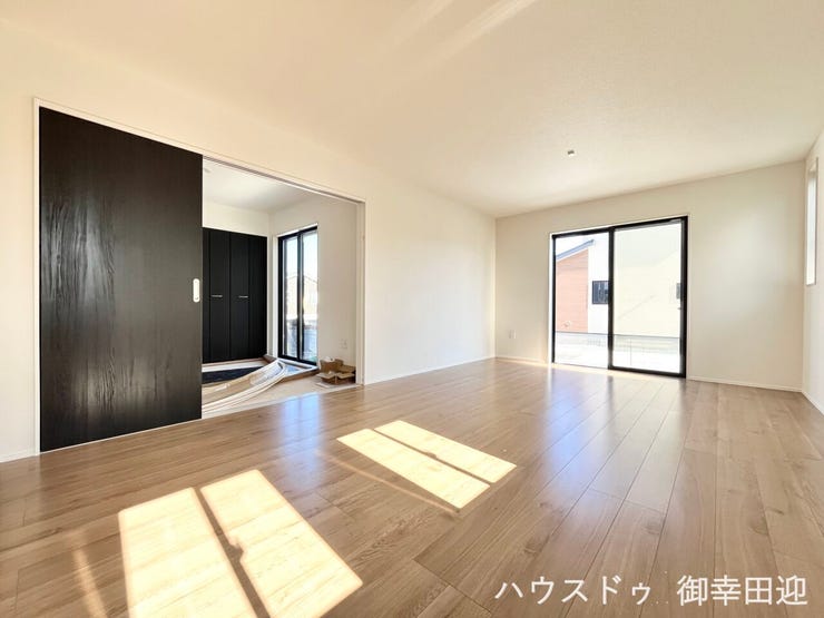 ■安らぎと笑顔の中心地■陽光が優しく降り注ぎ、会話が自然と弾む。ここでは、毎日が特別な時間へと変わります。