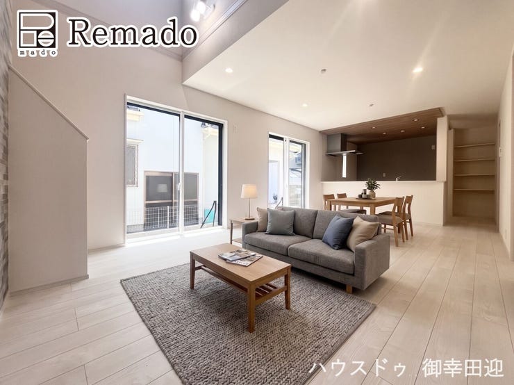 【リビング】
■家族の笑顔が集う中心地■お気に入りの家具を迎え、窓からは心地の良い光が差し込みます。※CGで家具を配置しています。