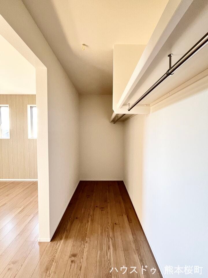 ■2階7帖洋室WIC■衣類から小物まで一ヶ所に集約。整理整頓がしやすく、毎日のコーディネートが楽しくなるゆとりの収納です。