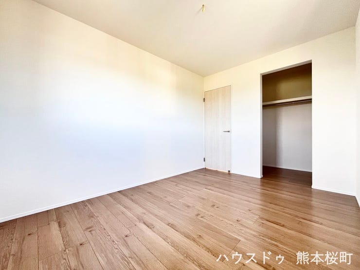 ■2階6帖洋室■寝室、書斎、趣味の部屋。家族の成長やライフスタイルに合わせ、様々な使い方ができる快適な空間です。