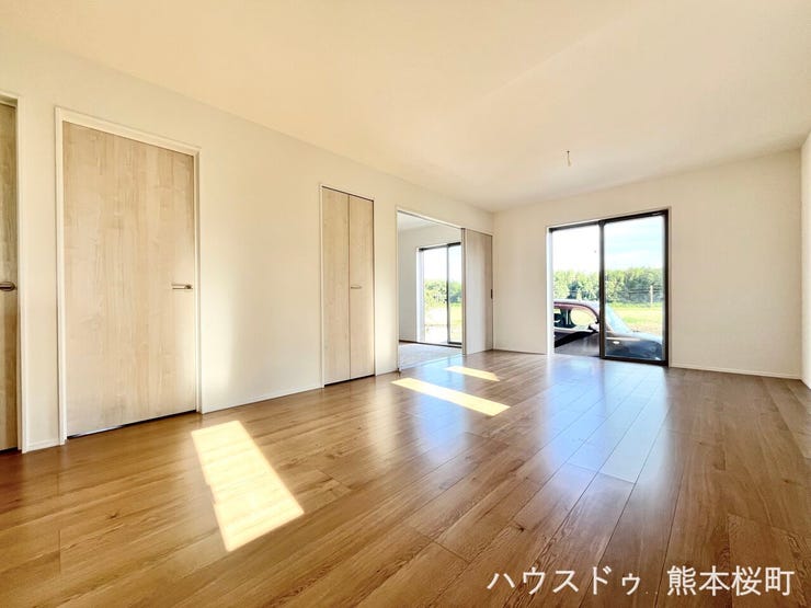 ■安らぎと笑顔の中心地■陽光が優しく降り注ぎ、会話が自然と弾む。ここでは、毎日が特別な時間へと変わります。