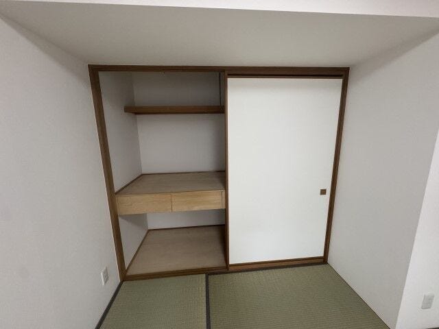 お布団や季節家電、スーツケースなど、かさばる大型の荷物もすっきり収まる深い奥行きが魅力の押し入れ